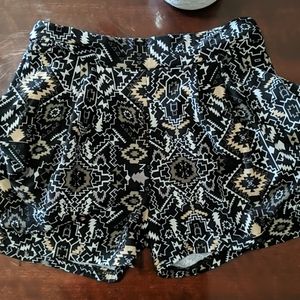 NWOT PATTERNED SHORTS